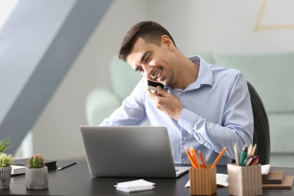 Jeune Homme Parlant Téléphone Tout Travaillant Avec Ordinateur Portable Bureau — Photo