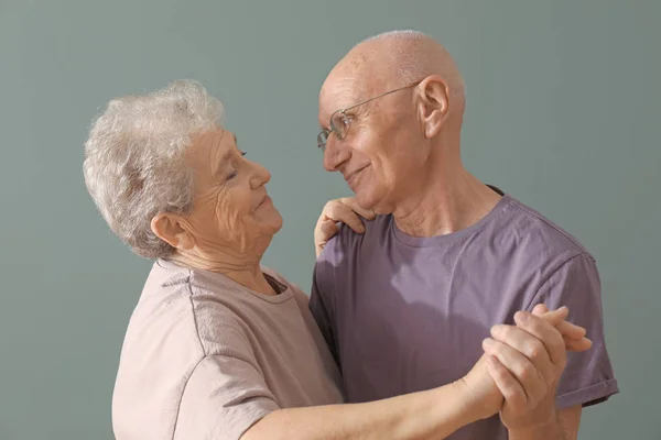 Söt äldre par Dans mot färg bakgrunden — Stockfoto