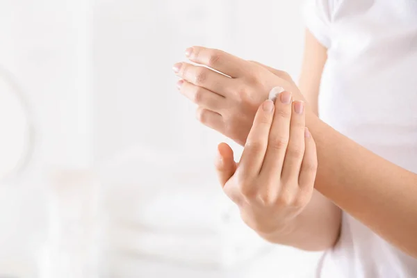 Mujer Aplicando Crema Corporal Sobre Piel Primer Plano — Foto de Stock