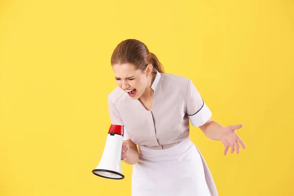 Jong Kamermeisje Met Megafoon Gele Achtergrond — Stockfoto