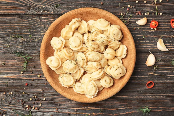 Plaat Met Smakelijke Vlees Dumplings Houten Achtergrond — Stockfoto