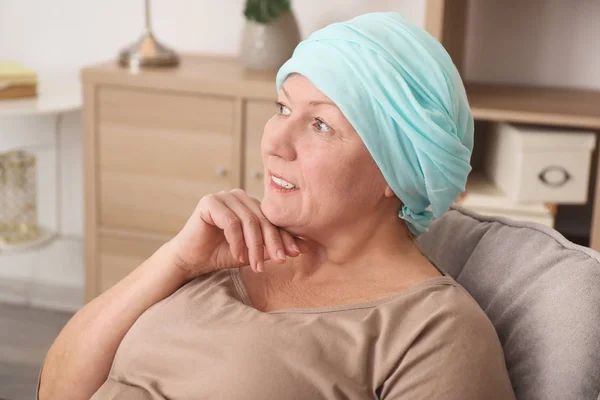 Moden Kvinde Med Kræft Tørklæde Indendørs - Stock-foto