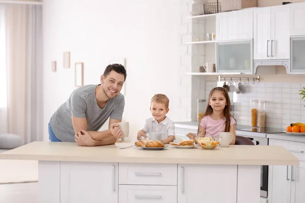 Père avec des enfants petit déjeuner dans la cuisine — Photo