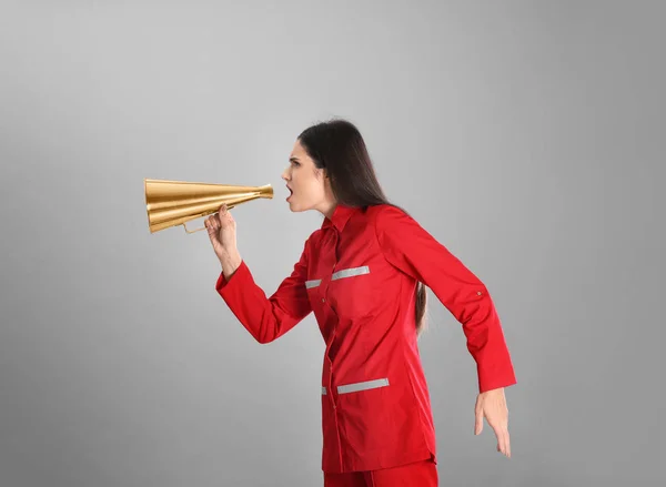 Jonge Vrouw Het Rood Pak Met Megafoon Grijze Achtergrond — Stockfoto