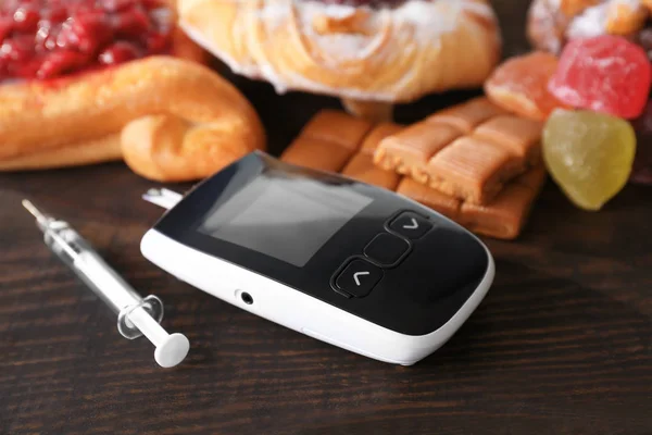 Digitales Glukometer Spritze Und Süßigkeiten Auf Dem Tisch Diabetes Diät — Stockfoto