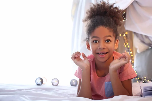 Menina Afro Americana Bonito Deitado Cama — Fotografia de Stock