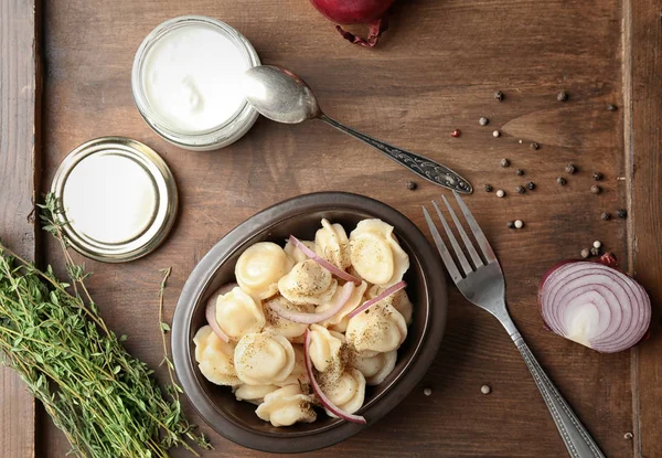 Kom Met Smakelijke Vlees Dumplings Tafel — Stockfoto