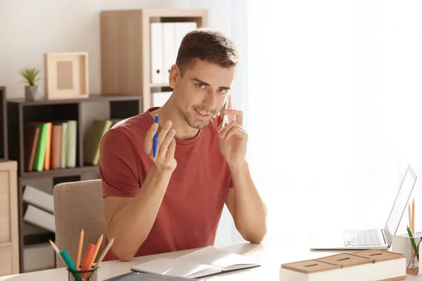 Junger Mann Telefoniert Während Seiner Arbeit Büro — Stockfoto