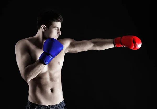 Człowiek sobie rękawice bokserskie czerwony i niebieski na czarnym tle. Koncepcji politycznej konfrontacji między amerykański major stron - Demokratycznej i Republikańskiej — Zdjęcie stockowe