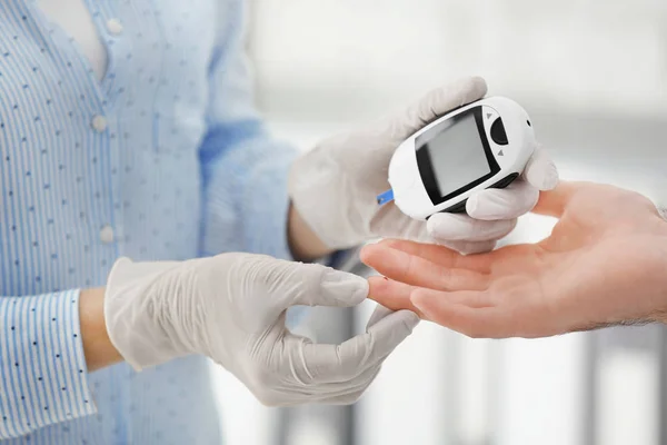 Arzt Überprüft Blutzuckerspiegel Des Diabetikers Mit Digitalem Glukometer Nahaufnahme — Stockfoto