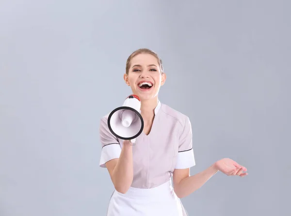 Jeune Femme Chambre Avec Mégaphone Sur Fond Gris — Photo