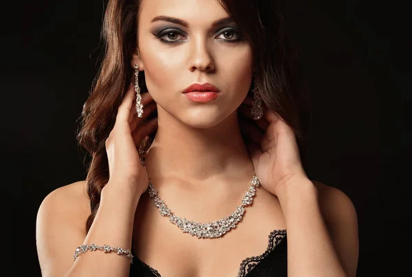 Piękna Młoda Kobieta Eleganckiej Biżuterii Ciemnym Tle — Zdjęcie stockowe