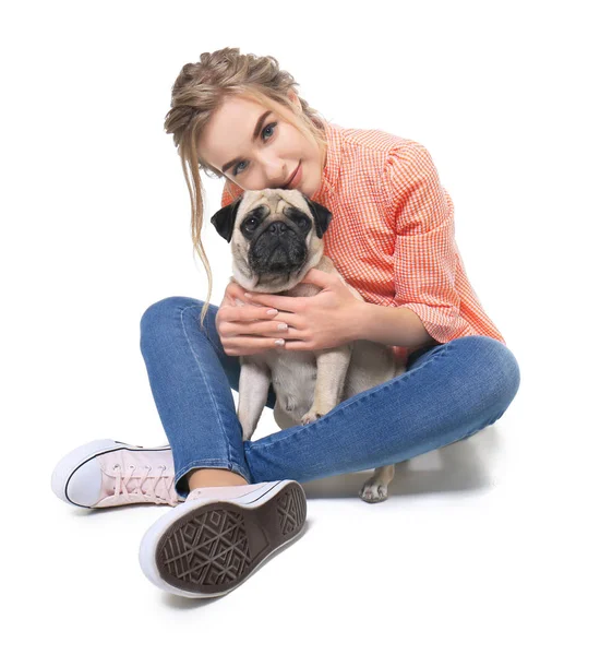 Jonge Vrouw Met Schattige Mops Hond Witte Achtergrond Huisdier Goedkeuring — Stockfoto