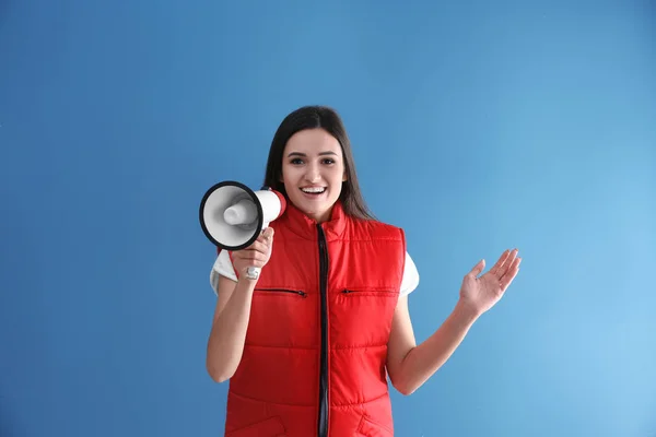Genç Kadın Ile Megafon Mavi Arka Plan Üzerinde Kırmızı Yelek — Stok fotoğraf