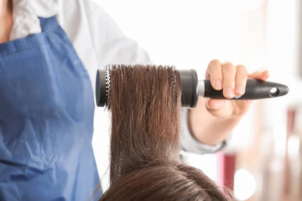 Coiffeur Professionnel Brossant Les Cheveux Client Dans Salon Beauté — Photo