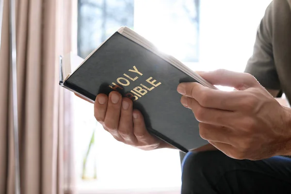 Giovane Religioso Che Legge Bibbia Casa — Foto Stock