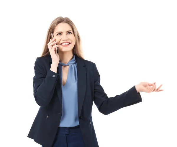 Mooie jonge vrouw in elegante pak praten via de mobiele telefoon op witte achtergrond — Stockfoto