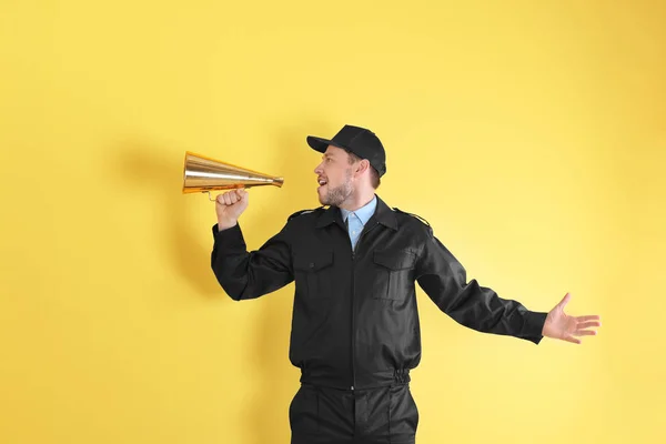 Protetor Segurança Masculino Com Megafone Fundo Amarelo — Fotografia de Stock