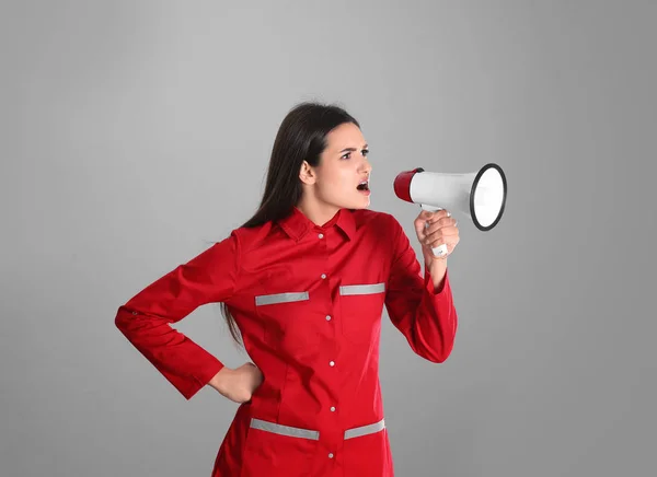 Jeune Femme Uniforme Rouge Avec Mégaphone Sur Fond Gris — Photo