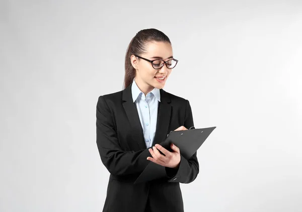 Hermosa Joven Mujer Negocios Traje Elegante Sobre Fondo Claro — Foto de Stock