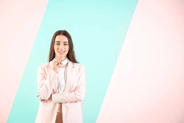 Hermosa Mujer Joven Traje Elegante Sobre Fondo Color —  Fotos de Stock