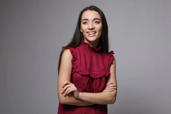 Sorrindo Jovem Mulher Roupas Casuais Fundo Cinza — Fotografia de Stock