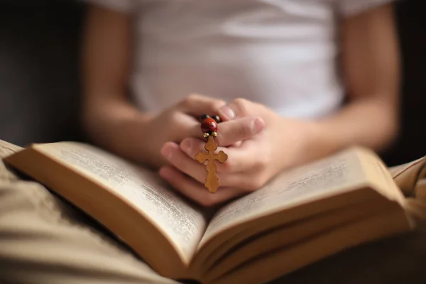 Μικρό Αγόρι Την Αγία Γραφή Και Σταυρό Κοντινό Πλάνο — Φωτογραφία Αρχείου