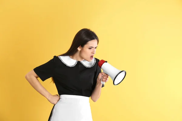 Young Chambermaid Dengan Megaphone Pada Latar Belakang Warna — Stok Foto