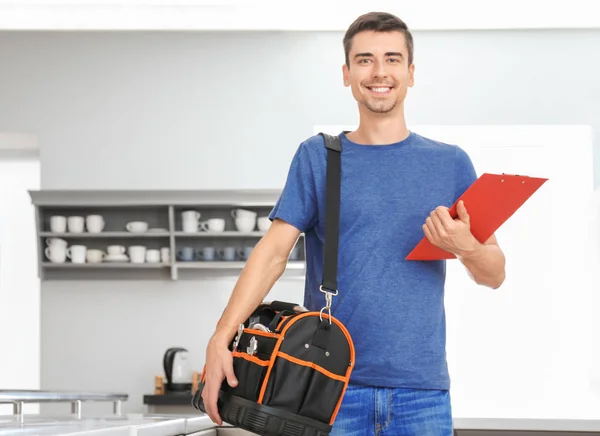 Joven fontanero con bolsa de herramientas, en interiores — Foto de Stock