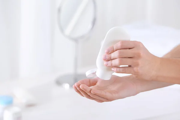 Man Applying Body Cream Home — Stock Photo, Image