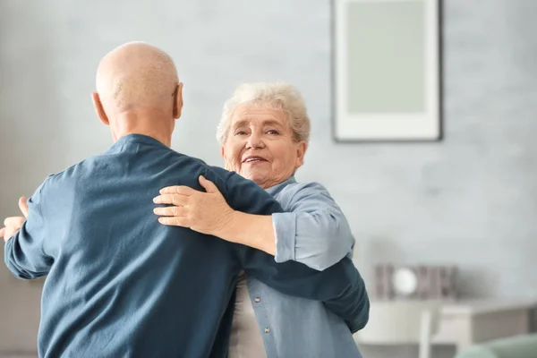 Linda pareja de ancianos bailando en casa —  Fotos de Stock