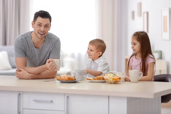 Vater mit Kindern frühstückt in Küche — Stockfoto