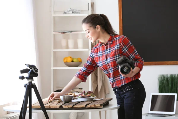 Mujer Joven Con Cámara Profesional Preparando Composición Naturaleza Muerta Estudio — Foto de Stock