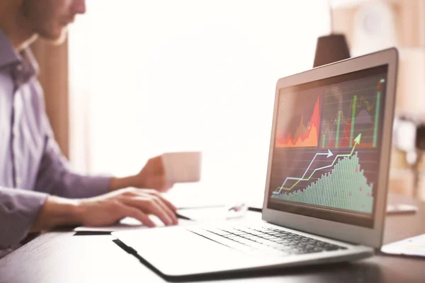 Ordenador portátil con datos de stock en la mesa en la oficina. Concepto de comercio financiero — Foto de Stock