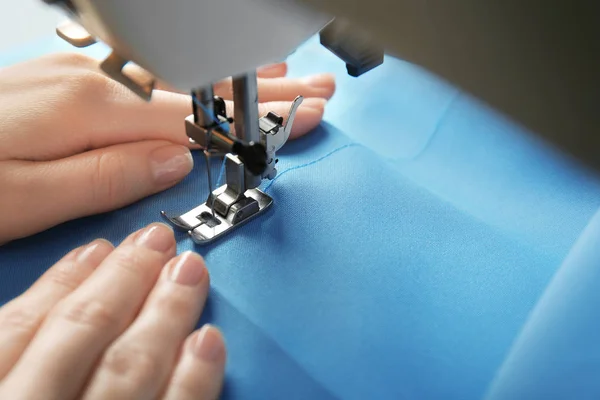 Gros Plan Femme Couture Sur Machine Avec Fil Bleu — Photo