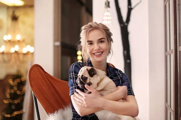Jovem Com Cachorro Bonito Casa Adoção Animais — Fotografia de Stock