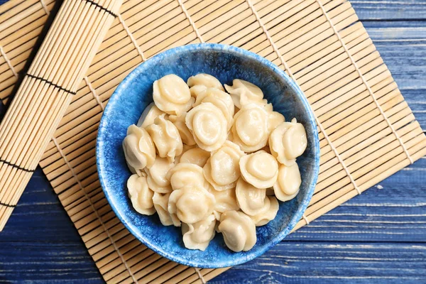 Kom Met Smakelijke Dumplings Bamboe Mat — Stockfoto