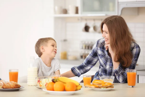 Мать с сыном завтракают на кухне — стоковое фото