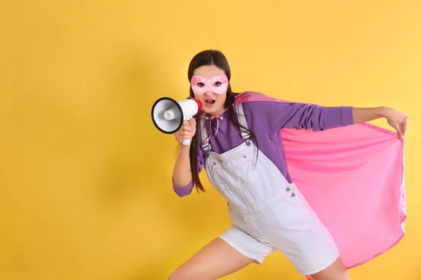 Giovane Donna Costume Supereroe Con Megafono Sfondo Giallo — Foto Stock