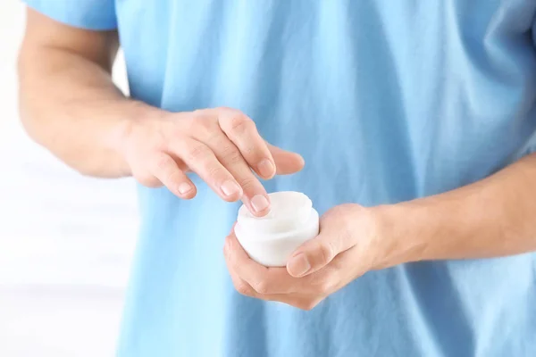 Homme Avec Pot Crème Pour Corps Maison Gros Plan — Photo