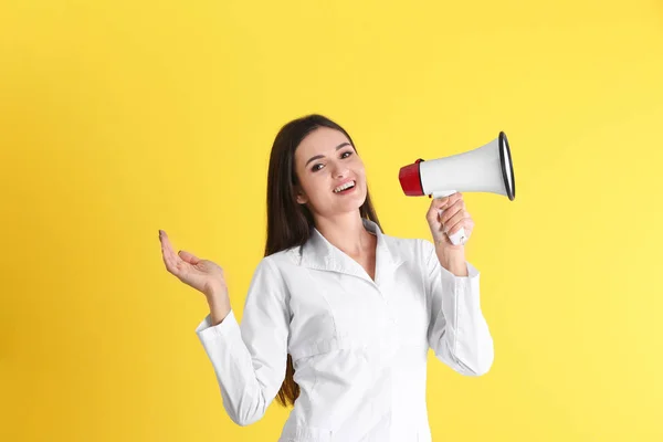 Médico Femenino Con Megáfono Sobre Fondo Amarillo —  Fotos de Stock