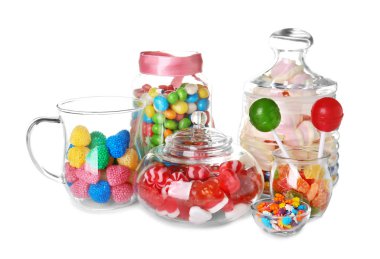 Beyaz arka plan üzerinde farklı renkli şekerler ile Züccaciye Mağazaları