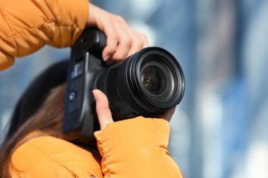 Açık havada kamera ile kadın fotoğrafçı