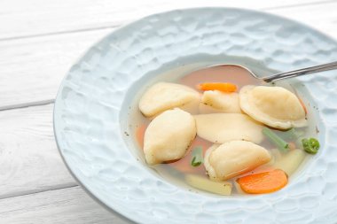 Ahşap masa üzerinde köfte ile lezzetli et suyu