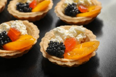 Koyu arka plan, closeup üzerinde siyah havyar ile leziz kanepeler