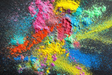 Holi Festivali koyu arka plan üzerinde renkli tozlar