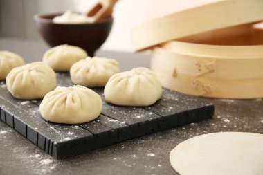 Ahşap tahta masada ham baozi köfte ile