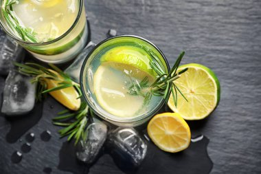 Masada bardaklarda limon ile lezzetli limonata