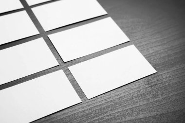 tarjetas en blanco sobre fondo gris