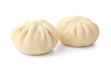 Beyaz arka plan üzerinde ham baozi köfte